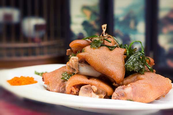 The mixed HK O'Man pig knuckle.HK O'Man restaurant's signature dishes include the plain rice with lard, the mixed HK O'Man pig knuckle and poon choi, or basin cuisine, served in large wooden, porcelain or metal basins.(Photo provided to China Daily)