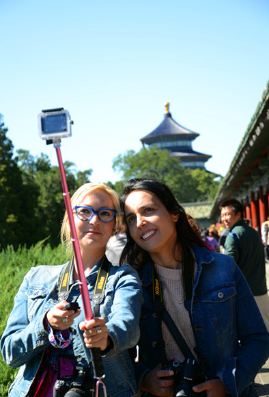 Two foreign tourists pose for a "selfie" at the Temple of Heaven in Beijing in October. (Photo: China Daily/Zou Wei)