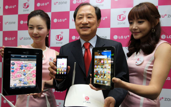 Models and an LG group executive display the South Korean company's latest products. (Photo/China Daily)