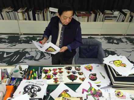 Han Meilin is surrounded by working sketches of the Spring Festival Gala mascot. (Photo from Han Meilin's Weibo)