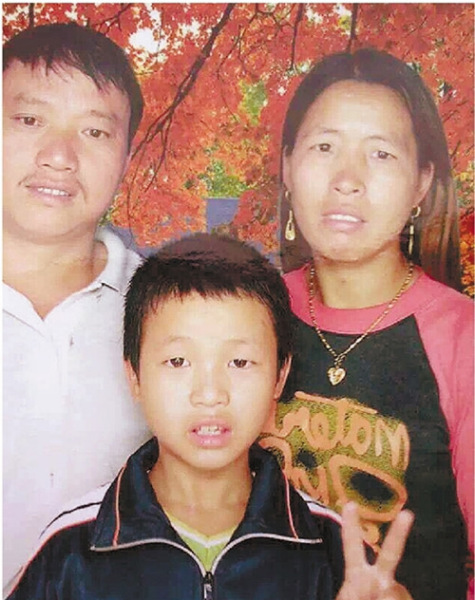 Photo shows Liu Yun'ai (R), her husband, and her son Cai Jiayuan