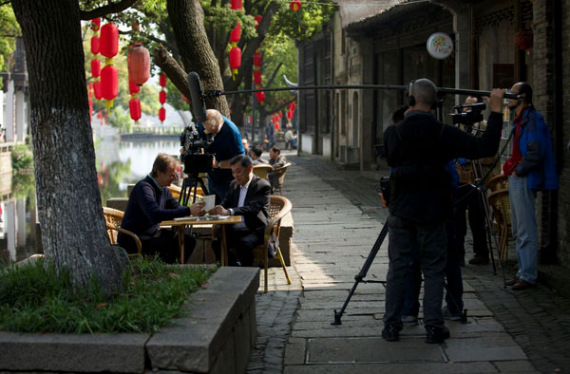 UK Historian Professor Michael Wood (L) on location for his new six-part BBC2 series 'The Story of China'. (Photo by Gerry Branigan/ Provided to China Daily] 