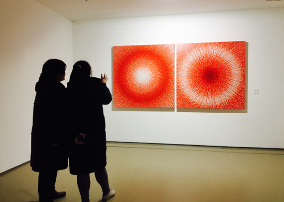 Visitors appreciate the work by artist Meng Luding at the Research Exhibition of Abstract Art in China. (Photo: Ecns.cn/Feng Shuang)