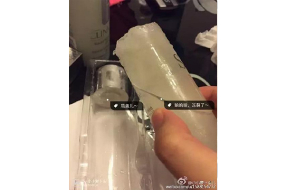 A liquid cosmetic is frozen. Photo/weibo.com