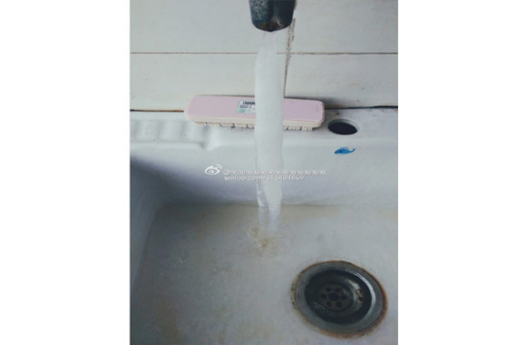 A frozen tap at a student dormitory in Jiangsu University, Zhenjiang city, East China's Jiangsu province. (Photo/weibo.com)
