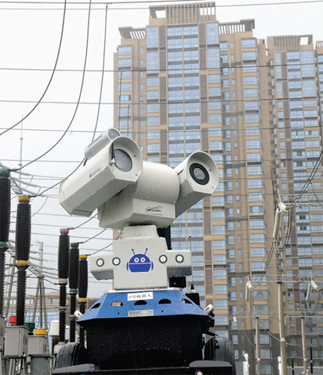 A robot monitors power-transmission equipment during a rainstorm in Chuzhou, Anhui province, on Aug 10, 2015. (Photo/China Daily)