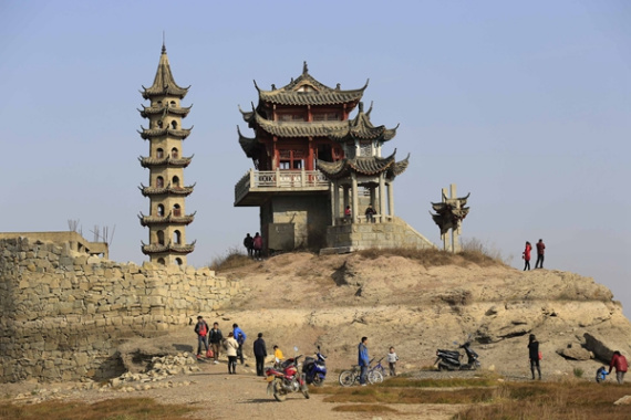 Visitors can visit a scenic spot in Poyang Lake, Jiangxi province, by foot and bike because of the falling water level in the lake. (Photo/CHINA DAILY) Visitors can visit a scenic spot in Poyang Lake, Jiangxi province, by foot and bike because of the falling water level in the lake. (Photo/CHINA DAILY)