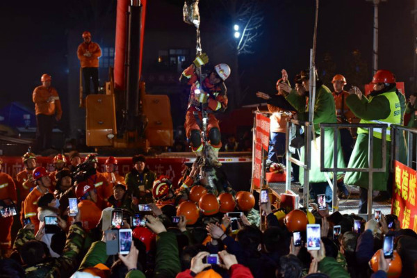 One of the four miners is lifted out of the collapsed gypsum mine after being trapped for 36 days. (Photo: China Daily/Yu Peng)