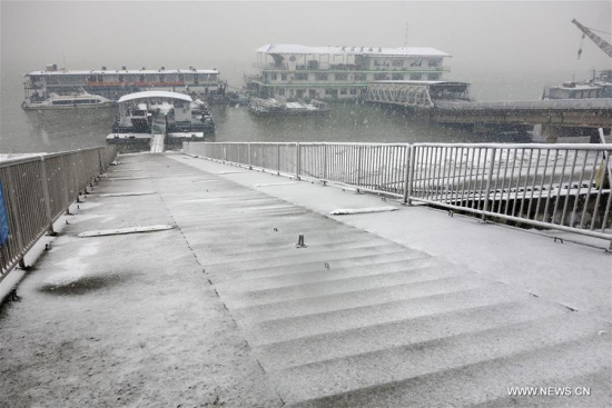  Photo taken on Jan. 31, 2016 shows a closed Yangtze River ferry dock in Wuhan, central China's Hubei Province. Local meteorologic authority issued yellow alerts against snow and road icing on Sunday, forecasting snowfall in Wuhan, Huanggang and Jingzhou cities. (Photo: Xinhua/Yu Guoqing)