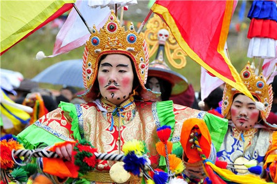 Performers play King Gesar at a festival in Dege county, Sichuan province, which the legend describes as the king's hometown. (Photo: Xinhua/Wu Guangyu)