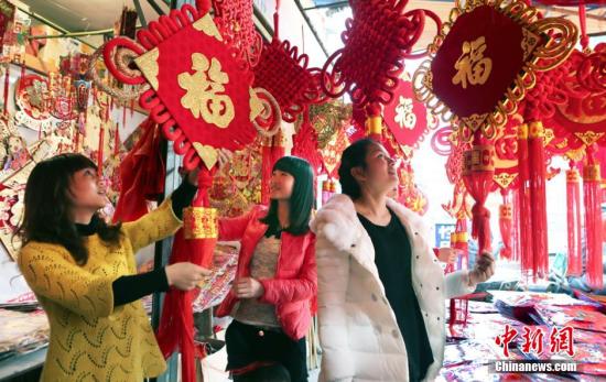 China is in a festive mood as the Lunar New Year is around the corner (Photo:China News Service/Chen Weiping)