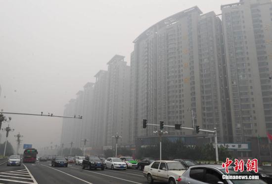 File photo shows a smoggy day in Shijizhuang, capital of Hebei province. (Photo/China News Service)