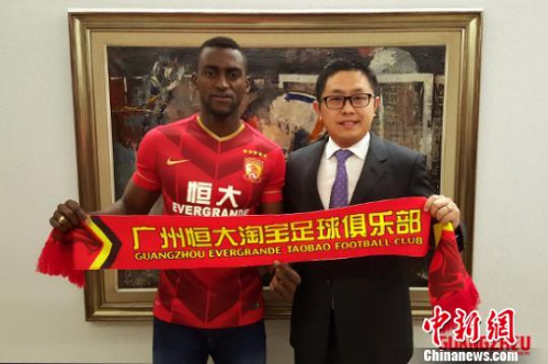 Guangzhou Evergrande have signed with Atletico Madrid striker Jackson Martinez (L) on a four-year contract for a fee of 42 million euros,the club announced Wednesday on its website.