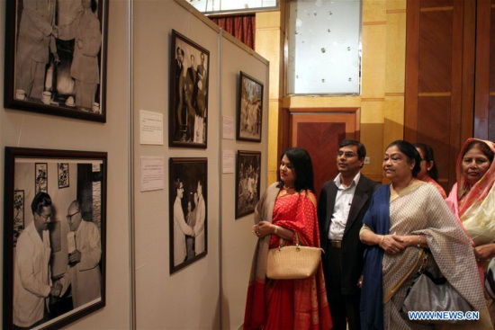 People visit a photo exhibition marking the 40th anniversary of the establishment of diplomatic relations between Bangladesh and China at Westin Hotel in Dhaka, Bangladesh, Feb. 1, 2016. (Photo: Xinhua/Shariful Islam)
