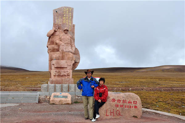 Wang Renhe and Zhou Xiaojing at the Tanggula Mountain Pass on the Qinghai-Tibet Highway. Photos Provided to China Daily