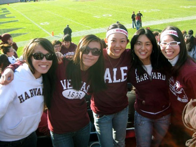 Dai Chengxin (R2), a Chinese students in Harvard, takes part in a rugby match. (File photo)