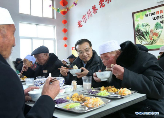  Chinese Premier Li Keqiang (2nd R) has dumplings with senior citizens at a nursing home in Guyuan, northwest China's Ningxia Hui Autonomous Region, Feb. 1, 2016. Li had an inspection tour in Ningxia on Feb. 1 and Feb. 2 and sent his early lunar New Year greetings to local people. (Photo: Xinhua/Pang Xinglei) 