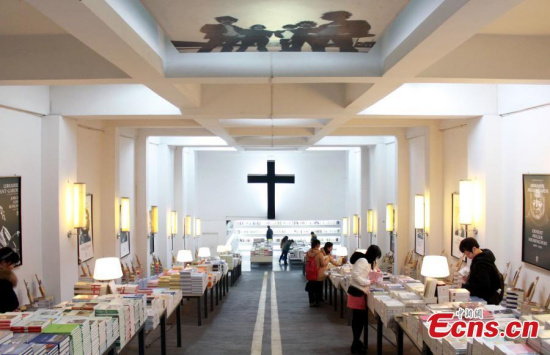 Customers search for books in the Librairie Avant-Garde bookstore in Nanjing, East Chinas Jiangsu province, Jan 25, 2015. The bookstore was named as Chinas most beautiful bookshop by CNN in 2013 and also included in Ten of the worlds most beautiful bookshops by BBC in 2014.(Photo: China News Service/An Dong)
