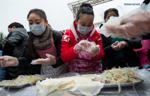 Photo taken on Feb. 3, 2016 shows spring roll, a thin sheet of dough, rolled, stuffed and fried, at a food fair in Chengdu, southwest China's Sichuan Province. To make and taste spring rolls with parents is part of Chinese traditions in celebration of the day of Lichun, literally meaning the beginning of spring, which falls on Feb. 4 this year. (Photo: Xinhua/Jiang Hongjing)