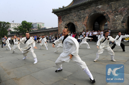 Foreigners practise kung-fu at Mount Wudang in central China's Hubei Province, June 5, 2013.(Photo: Xinhua/Hao Tongqian)