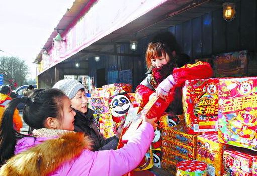 People bought firework in Shunyi, Beijing on Feb 3,2016. (Photo/Beijing Evening News)