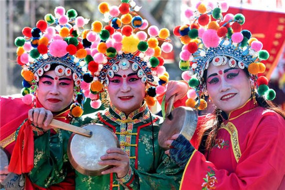 Cast members prepare for the performance during the Spring Festival rehearsal at Badachu Park in Beijing, Feb 1, 2016. (Photo/Xinhua)