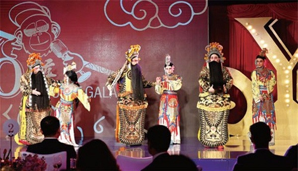 Foreign students perform Peking Opera on the stage of ICSs Spring Festival Gala. (Photo/Shanghai Daily)