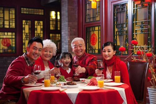 Research shows that 85 percent of people will spend the Chinese New Year's Eve together with their parents. (Photo/chinesecio.com)