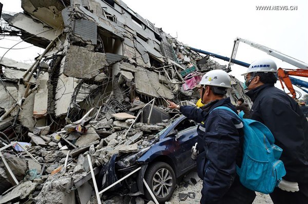 Rescuers search for survivors at a quake site in Tainan, southeast China's Taiwan, Feb. 6, 2016. At least five people were killed after a 6.4-magnitude earthquake hit Kaohsiung neighboring Tainan at 3:57 local time on Saturday (1957 GMT Friday). (Xinhua/Zhang Guojun)