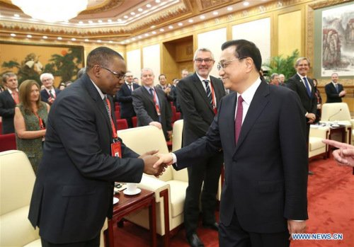 Chinese Premier Li Keqiang (1st R) attends a seminar with foreign experts working in China, in Beijing, Feb. 5, 2016, before the Spring Festival which falls on Feb. 8. (Photo: Xinhua/Ma Zhancheng)