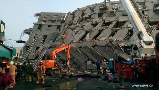 Rescuers work at a quake site in Tainan, southeast China's Taiwan, Feb. 6, 2016. A 6.7-magnitude earthquake hit Kaohsiung neighboring Tainan at 3:57 local time on Saturday (1957 GMT Friday). There were no immediate reports on casualties. (Photo/Xinhua)