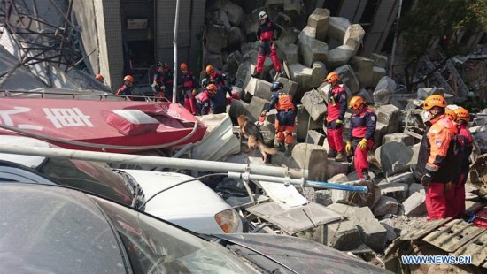 Rescuers search for survivors in a collapsed buiding in Tainan City, southeast China's Taiwan, Feb. 7, 2016. (Photo/Xinhua)