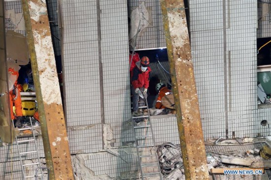 Rescuers search for survivors at a collapsed building in Tainan City, southeast China's Taiwan, Feb. 8, 2016. (Photo/Xinhua)