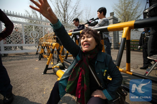 A protestor participates in a rally against U.S. Defense Secretary Ashton Carter's visit and the deployment of Terminal High-Altitude Area Defense (THAAD), a U.S.missile defense system, on the Korean Peninsula, in front of the Defense Ministry in Seoul, South Korea, April 10, 2015. (Photo: Xinhua/Seongbin Kang)
