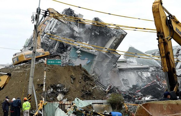 Rescuers dismantle Wei Guan Building, which collapsed during a strong earthquake, in Tainan, southeast China's Taiwan, Feb. 10, 2016. The death toll in the collapse of the Wei Guan building has risen to 44 people. (Photo: Xinhua/Zhang Guojun) 
