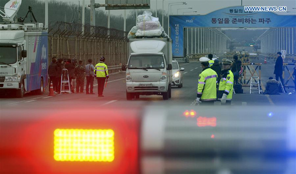 South Korean vehicles from the Kaesong Industrial Zone (KIZ) pass the customs, immigration and quarantine office in Paju, South Korea, Feb. 11, 2016. The Democratic People's Republic of Korea (DPRK) announced on Thursday that it is expelling all South Koreans from the Kaesong Industrial Zone (KIZ) and closing the joint-run complex. (Xinhua/NEWSIS) 