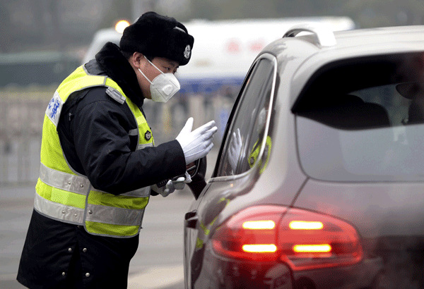 Traffic police are among those who suffer most on smoggy days. Wei Xiaohao/China Daily