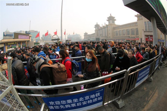 Passengers queue at the Beijing Railway Station in Beijing, capital of China, Feb. 12, 2016. Railway stations around the nation witnessed surging passenger flows on Friday as the Spring Festival came to the end and people started to return to school and work. (Photo: Xinhua/Liu Xianguo)