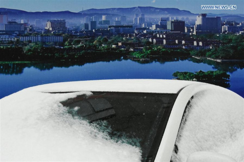 A car covered by snow is seen in Jinan, capital of east China's Shandong Province, Feb. 13, 2016. A cold wave hit Jinan on Saturday, bringing a 12 degrees Celsius drop to local temperature. (Photo: Xinhua/Feng Jie)