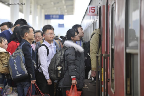 Passengers prepare to get on a train at the railway station of Yudu County, east China's Jiangxi Province, Feb. 12, 2016. (Photo: Xinhua/Wang Wei)
