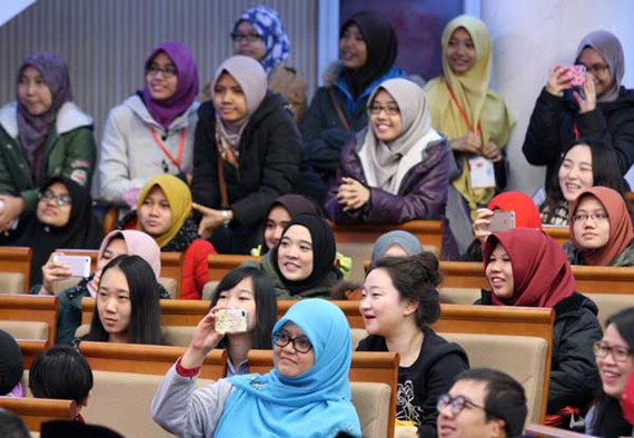 Students from Malaysia and China watch a performance during a Malaysian cultural festival organized by the Beijing Foreign Studies University in November. WANG ZHUANGFEI / CHINA DAILY