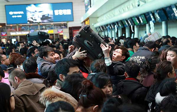 People jostle in line at the check-in counters at Dalian International Airport in Liaoning province on Sunday.(Zou Hong/China Daily)