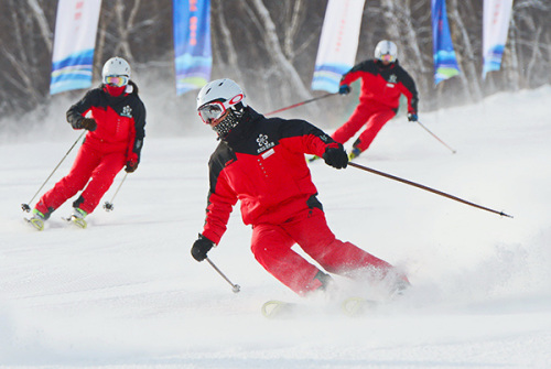 Skiers at the 15th China Chongli International Skiing Festival in Zhangjiakou, Hebei province, Dec 8, 2015. (Photo/Xinhua)