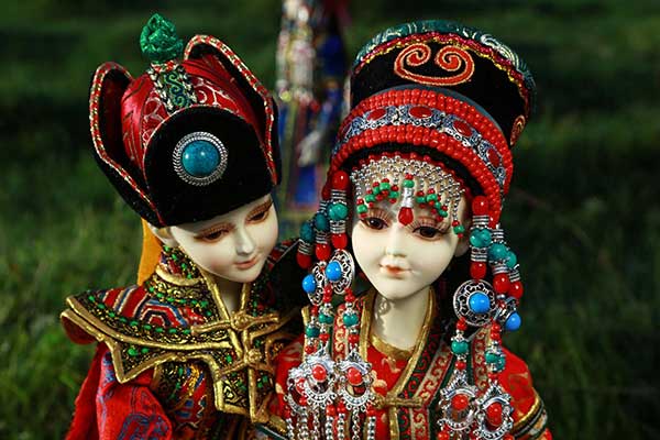 Buteelchi dolls, made by Mongolian designer Baatar and his team, are displayed on the grassland. (Photo/China Daily)