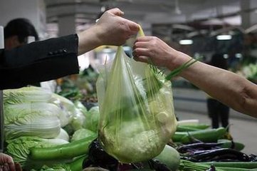 A plastic bag is used in a market. (File photo)