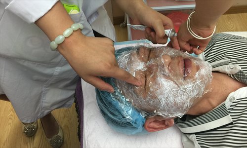 A middle-aged man undergoes a skin-tightening procedure at the Zhenmei Plastic Surgery Hospital in Hangzhou, Zhejiang Province. (Photo/Courtesy of Zhenmei Plastic Surgery Hospital)