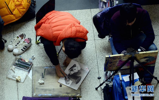 Zhang drew with a pencil between two toes on his right foot. (Photo/Xinhua)
