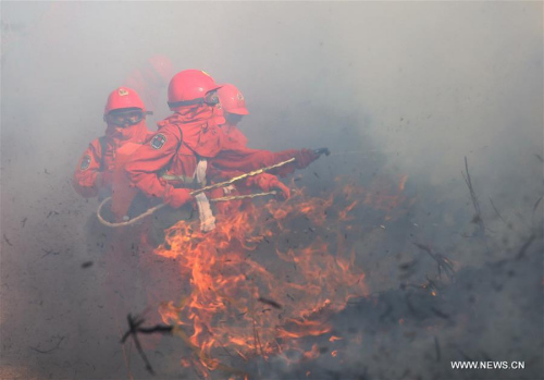 Soldiers take part in a fire drill at a forest zone in Xixiang Township, Xichang City of southwest China's Sichuan Province, Feb. 16, 2016. (Xinhua/Cheng Xueli)