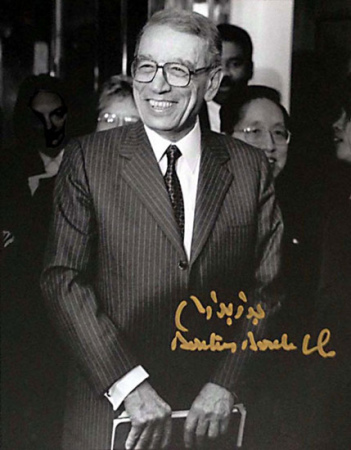 This file photo with Boutros Boutros-Ghali's signiture was taken on March 26, 1996 at Beijing's Zhongnanhai during his visit to China. (Photo by Xu Jingxin/China Daily)
