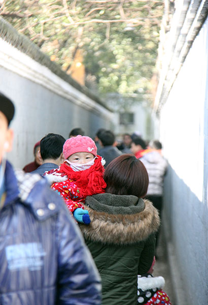 Visitors flock to Liuchi Lane in Tongcheng city, Anhui province, to admire the historic site. (Photo: China Daily/Zhu Lixin)